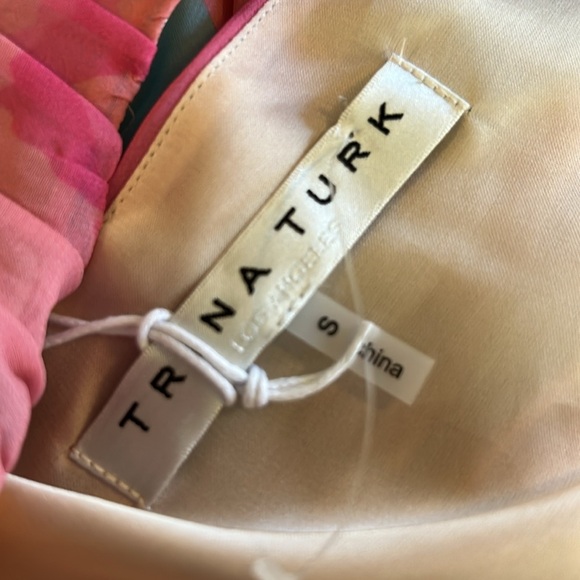 ⭐️NWT Trina Turk Silvery Pleated Swing Dress⭐️ - Picture 7 of 8